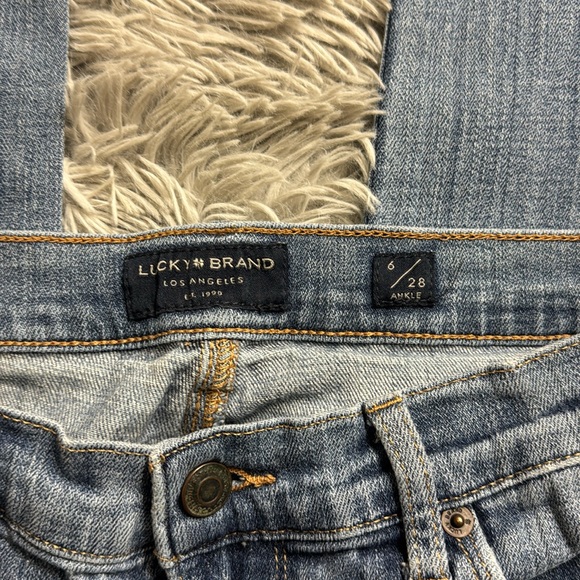 Lucky Brand light wash mid rise  Straight sweet  Leg Jeans size 6 - Picture 3 of 8